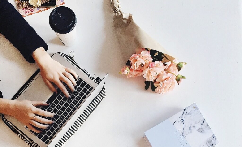 gb034980c673f753cdbc4a23d25713987bfa0680c521a114dcbcbe568d176e040bc2a3b956b73330bce92446436f4de4289be500b3309841975e964a8f187c2a2_1280-2559707 laptop, mac, computer, browser, research, business, work, desk, gadget, modern, electronic, laptop, computer, computer, research, research, research, research, research, business, business, business, work, work, desk, desk, desk